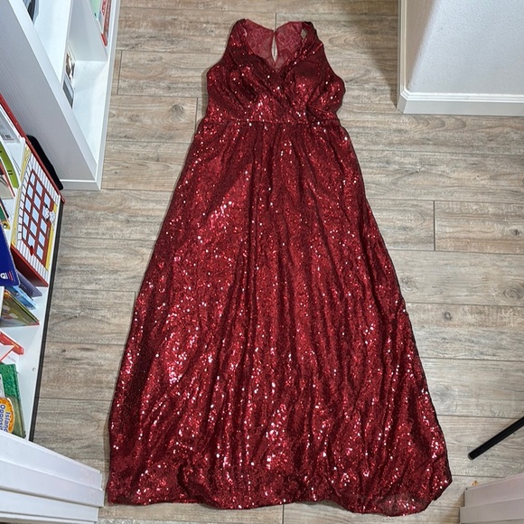 Woman’s Red Sequin Gown Size 10/12 - Picture 1 of 6